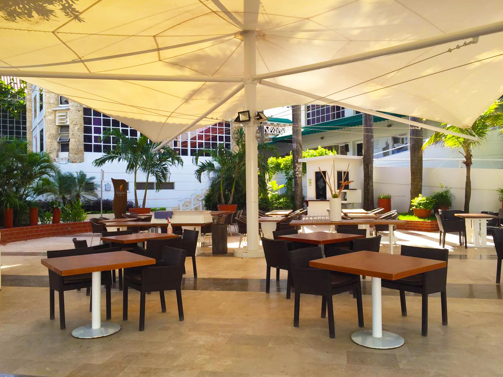 Hotel Las Americas Casa De Playa Cartagena  Exterior foto The patio at the hotel