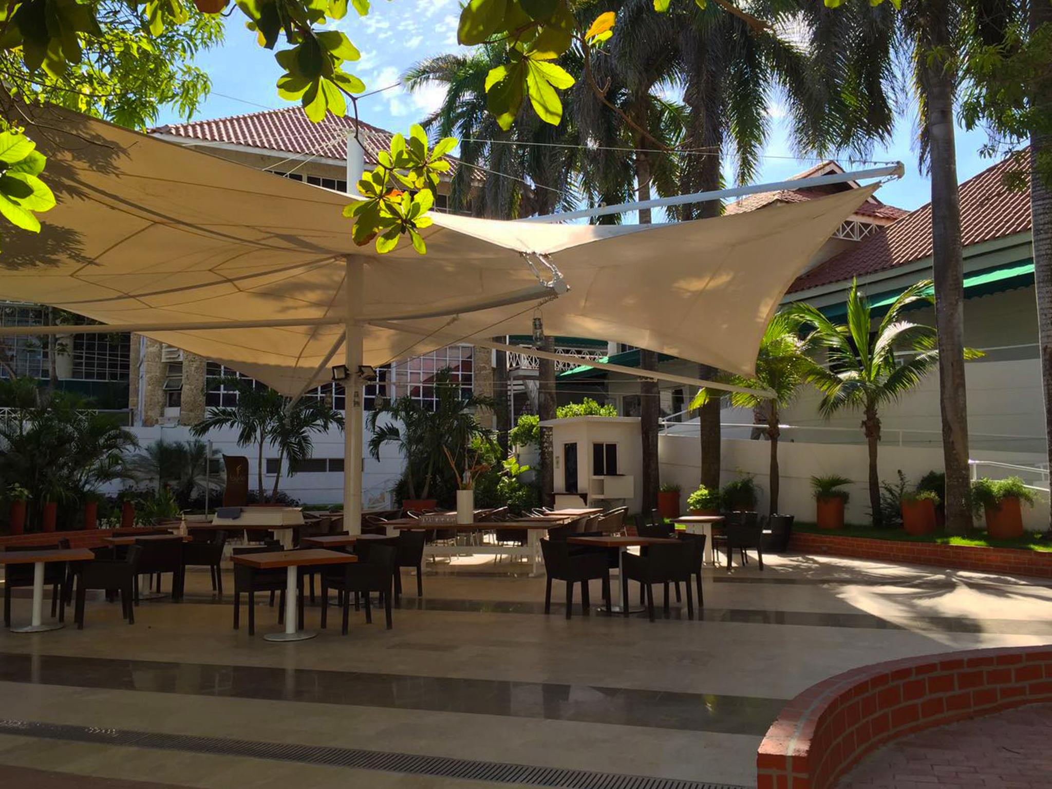 Hotel Las Americas Casa De Playa Cartagena  Exterior foto The courtyard of the hotel