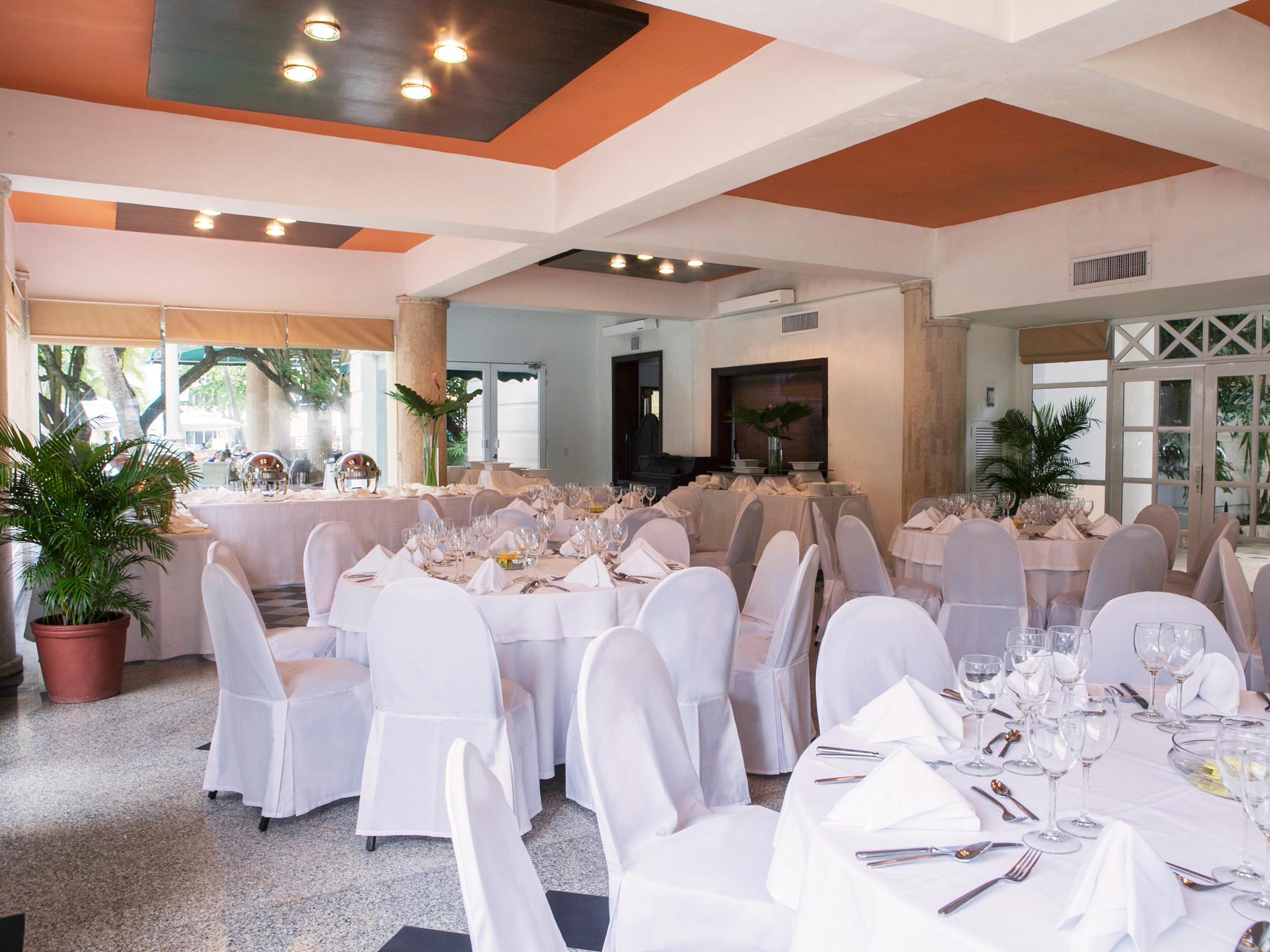 Hotel Las Americas Casa De Playa Cartagena  Exterior foto A restaurant in the resort