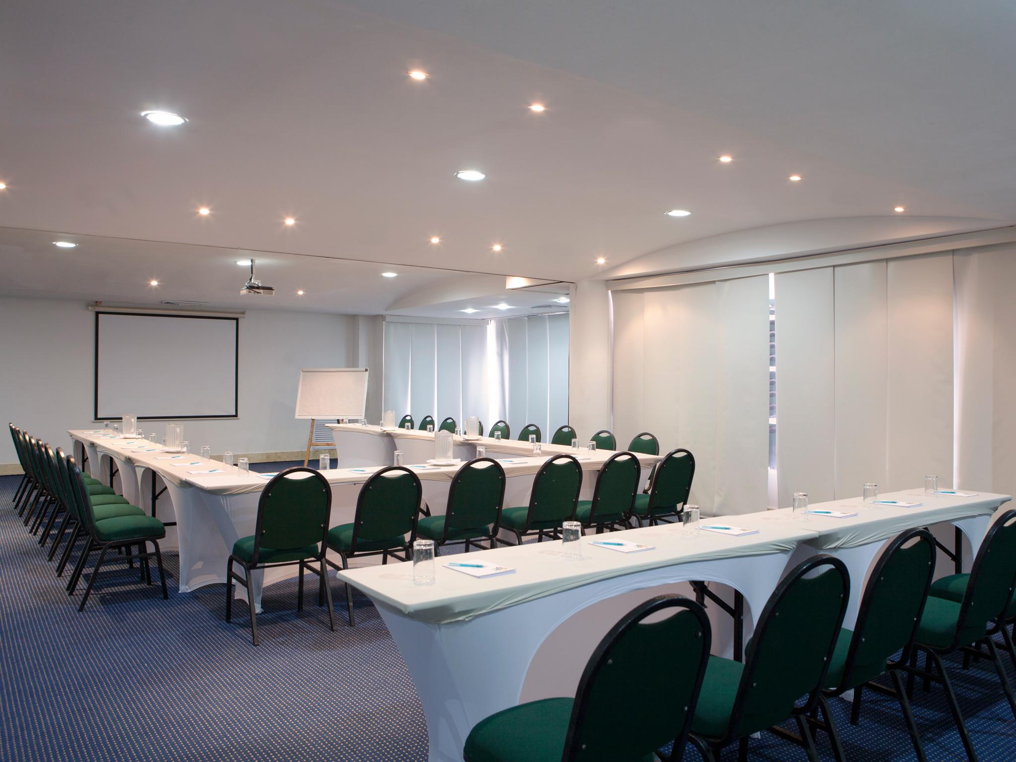 Hotel Las Americas Casa De Playa Cartagena  Exterior foto Meeting room