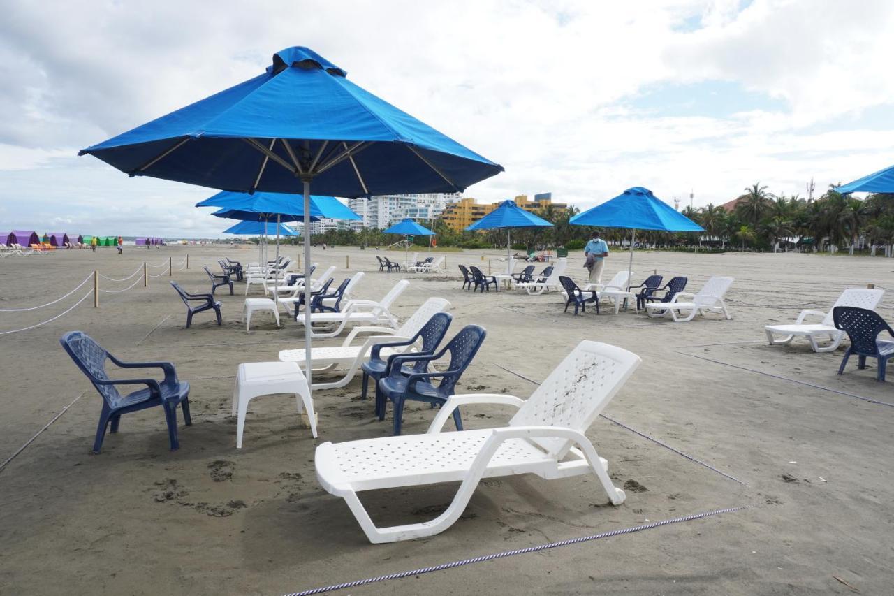 Hotel Las Americas Casa De Playa Cartagena  Exterior foto Beach chairs and umbrellas at South Beach, Miami